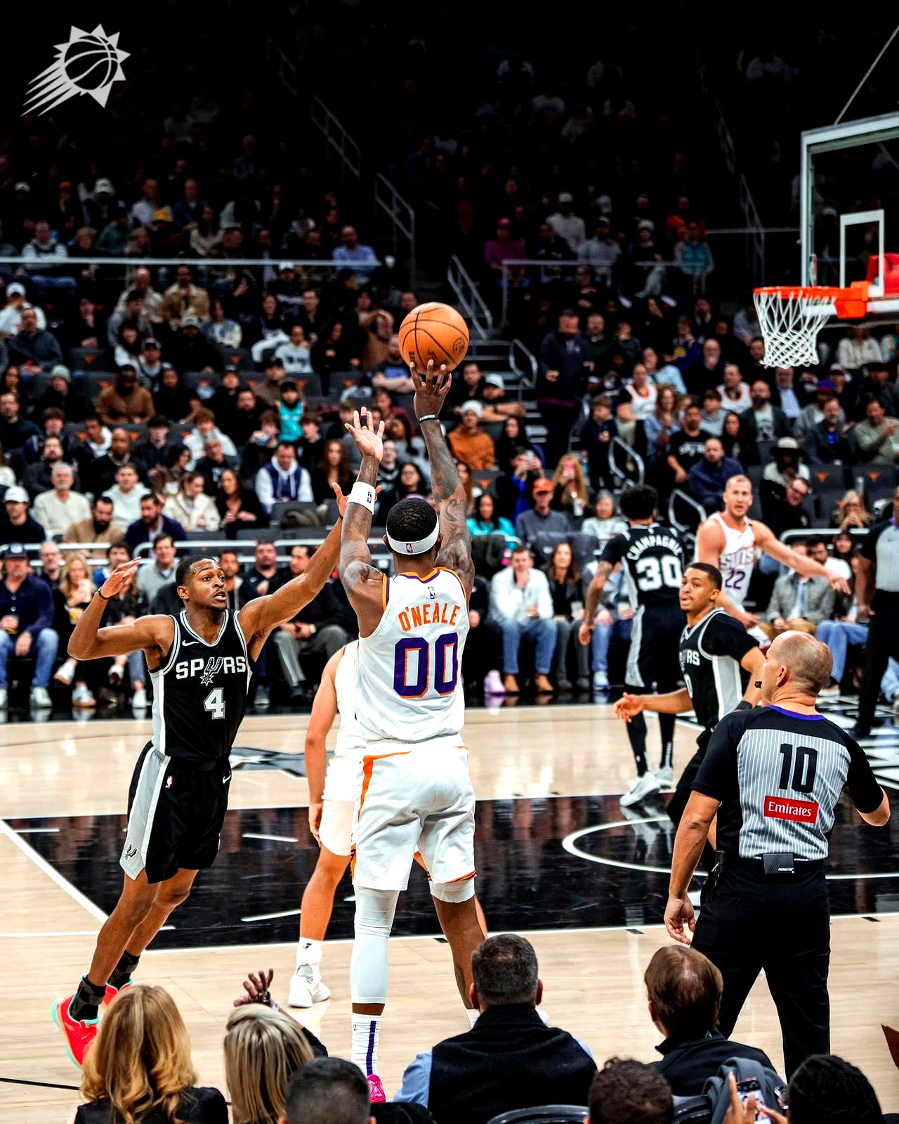 日本男篮鏖战马刺，伦纳德三分雨点燃全场的简单介绍