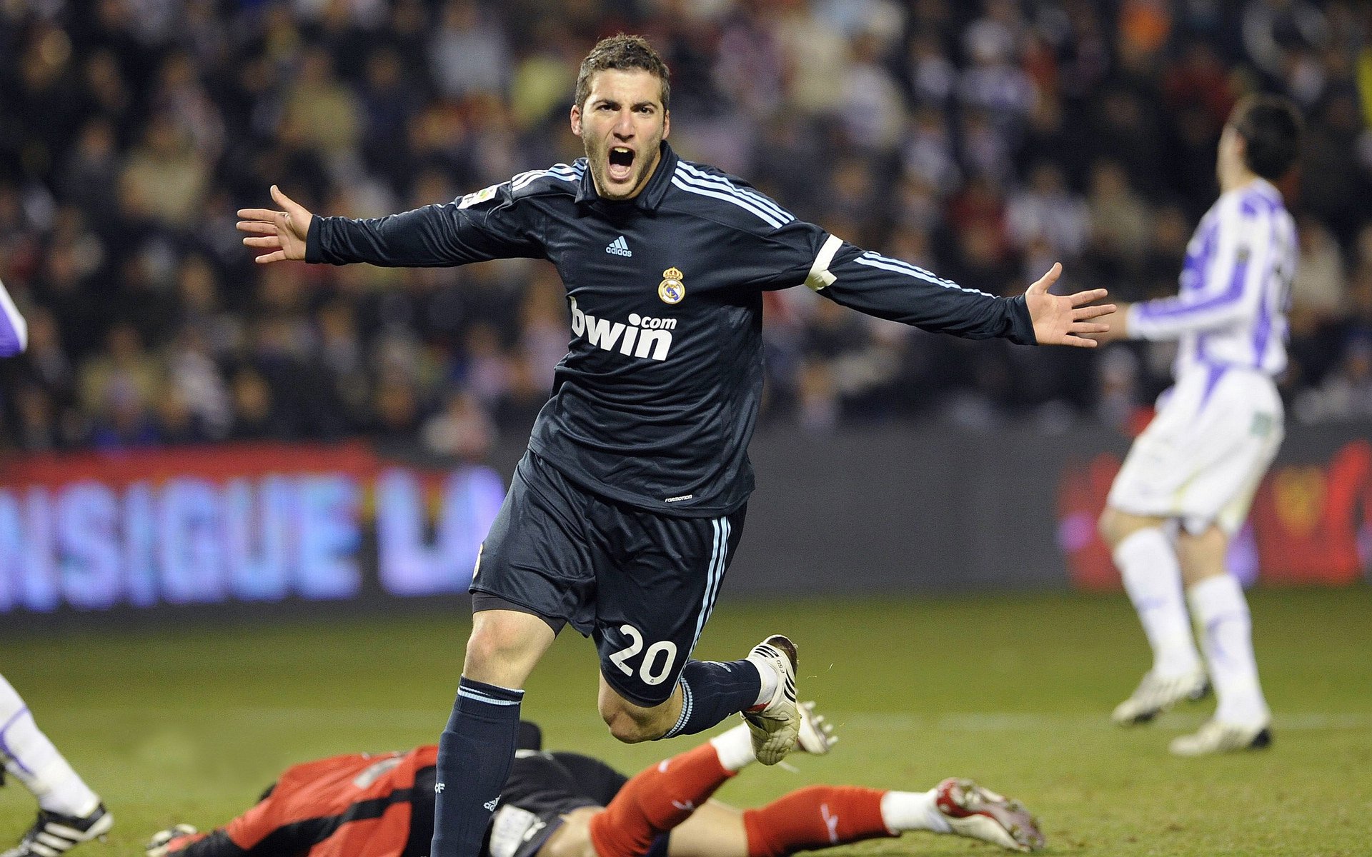 F1新赛季揭幕战之夜,卡塞米罗意外成为全场焦点,跨界魅力引爆社交网络