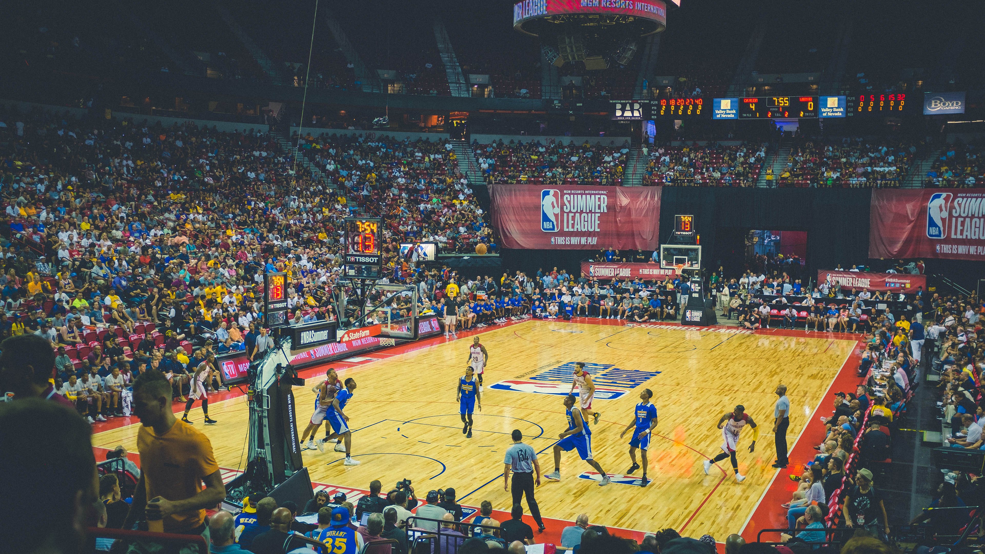 猛龙撕裂北京防线，莫兰特闪耀全场，一场定义唯一性的篮球盛宴